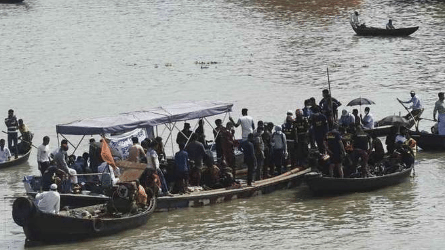 Bombeiros procuram corpos de passageiros da balsa que afundou em rio em Dacca, capital de Bangladesh - Munir UZ ZAMAN/AFP