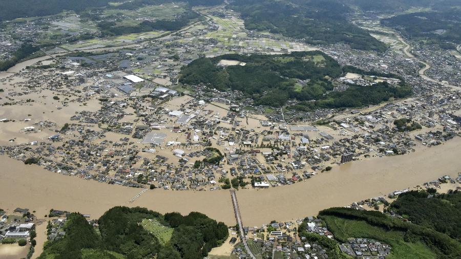 Vista aérea da área residencial inundada pelo Rio Kuma na cidade de Hitoyoshi, na província de Kumamoto - KYODO/REUTERS