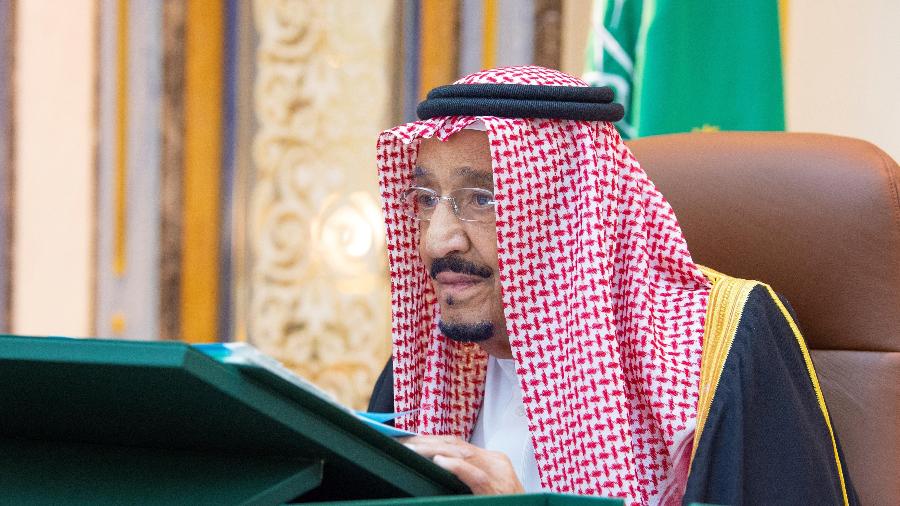 22.jul.2020 - Rei Salman preside uma reunião virtual do gabinete de seu escritório no Hospital Especializado King Faisal em Riad - AFP/HO/SPA