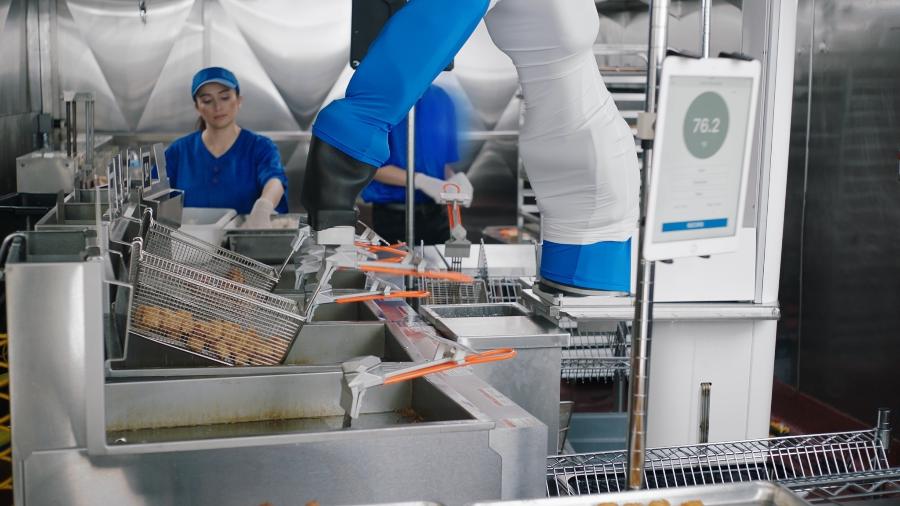 Robô cuida da fritadeira com direito a "chacoalhada" para garantir a uniformidade da fritura - Divulgação/ Miso Robotics
