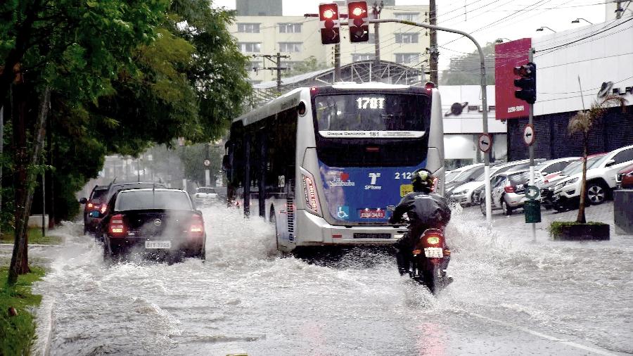 CGE encerra estado de atenção para alagamentos em São Paulo; chuvas podem voltar com intensidade no período da tarde - CELSO LUIX/FUTURA PRESS/ESTADÃO CONTEÚDO