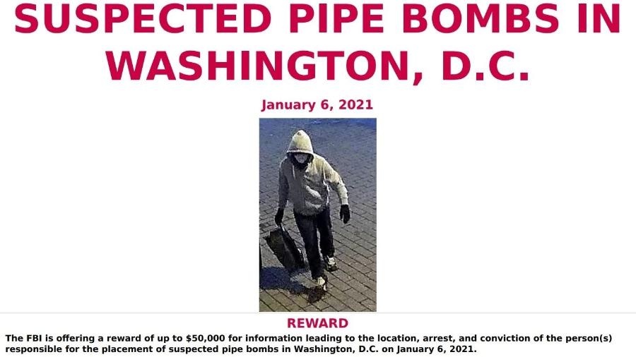 Em comunicado, o FBI anexou uma foto de um homem trajando uma jaqueta cinza com capuz e carregando algo em sua mão - Divulgação/FBI Washington