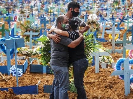 Parentes de vítimas em cemitério em Manaus - BBC