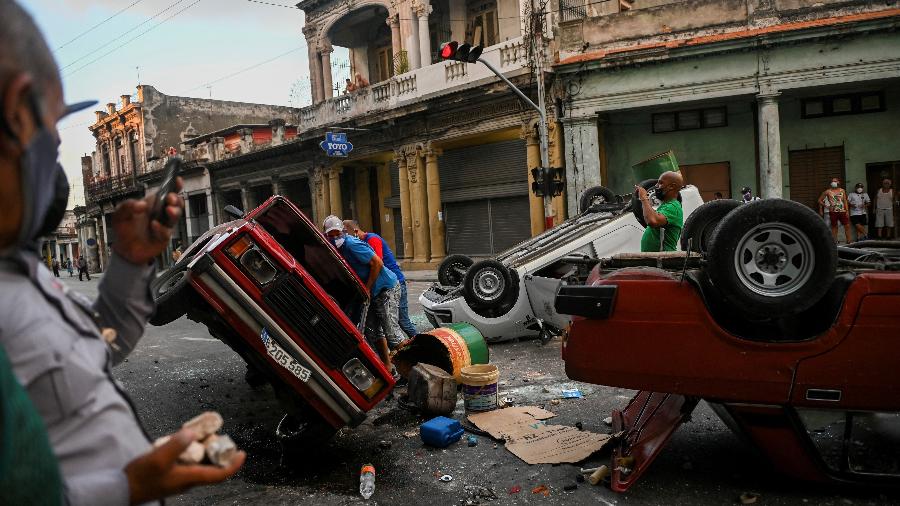 Os protestos anti-governo, amplamente divulgados nas redes sociais, começaram de forma espontânea pela manhã, um fato incomum em Cuba - YAMIL LAGE / AFP
