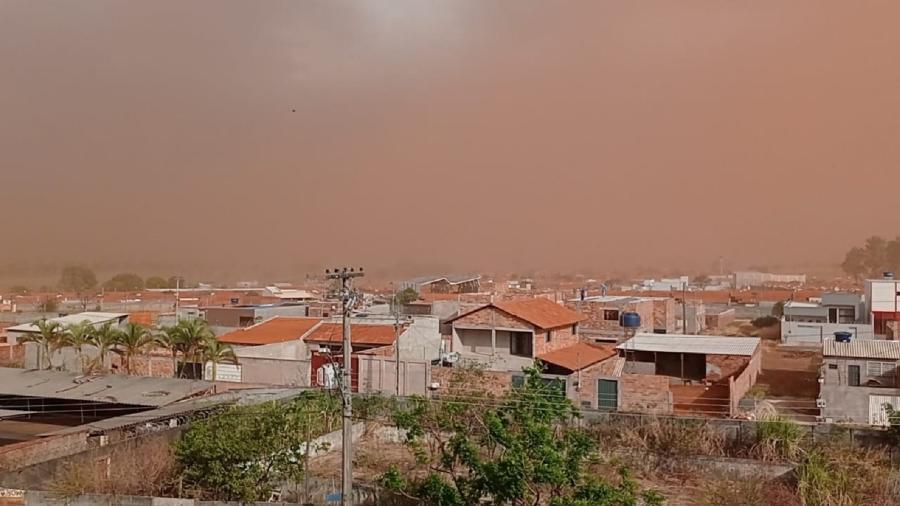 Moradora de Goiânia registra tempestade de poeira na cidade - Reprodução/Twitter @Seep_oitnb