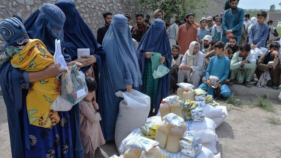 Milhões de afegãos se tornaram dependentes de alimentos fornecidos por organizações como o Programa Mundial de Alimentos da ONU - Getty Images