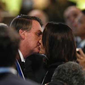 A primeira-dama, Michelle Bolsonaro, e o ministro da saúde, Marcelo  Queiroga, recebem a Medalha Mérito Legislativo da Câmara dos Deputados.