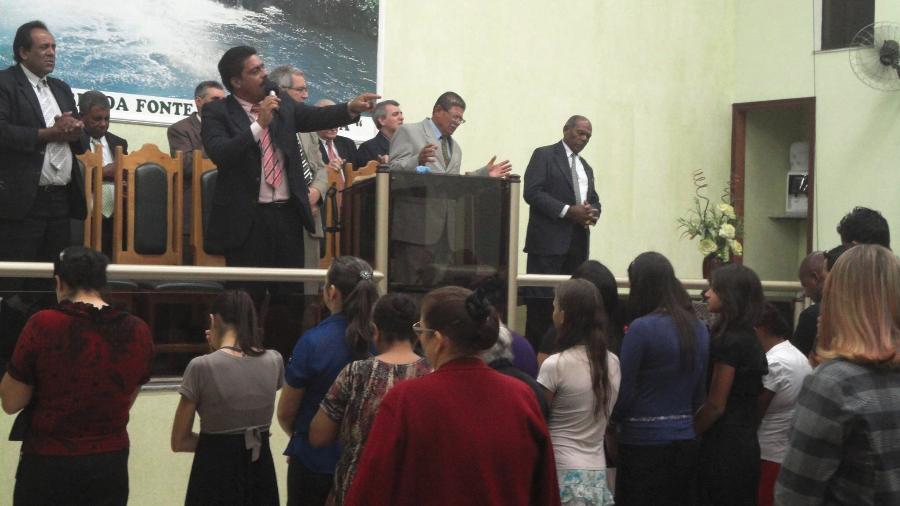 Ao microfone, pastor Manoel José de Lima prega durante culto - Reprodução/Facebook