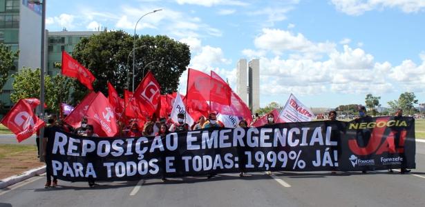 Servidores do Executivo, Legislativo e Judiciário fazem ato na Esplanada dos Ministérios, em Brasília