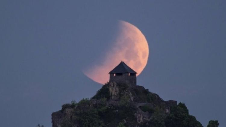 Superlua de sangue vista na Hungria - EPA - EPA