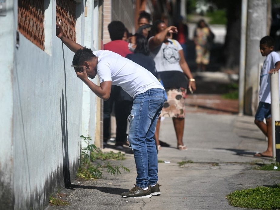 'Corpos pelo chão': a procura em hospital no Rio por mortos em chacina
