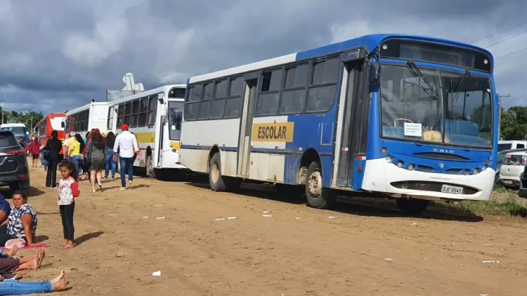 Muitos ônibus escolares fizeram transporte de militantes de cidades próximas a Garanhuns - Carlos Madeiro/UOL - Carlos Madeiro/UOL