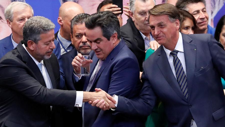 Ao lado de Ciro Nogueira, Bolsonaro é cumprimentado por Arthur Lira na convenção do PP que oficializou apoio à tentativa de reeleição do presidente  - Adriano Machado/Reuters