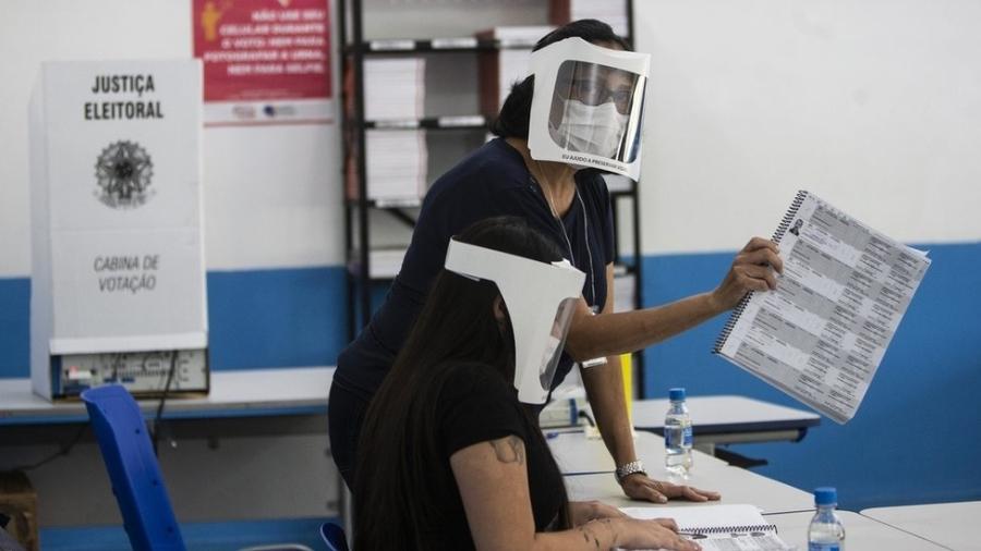 Mesárias em eleição de 2020; servidores da Justiça Eleitoral pedem medidas de segurança para aqueles que trabalharão no dia de votação - Getty Images