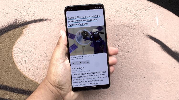 Tela do Moto G82 com página web aberta - Guilherme Tagiaroli/Tilt - Guilherme Tagiaroli/Tilt