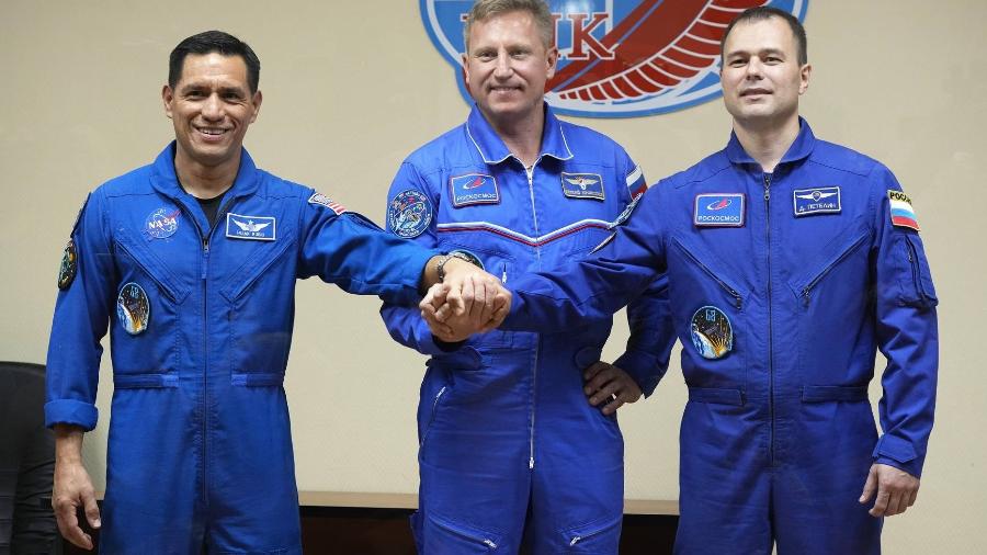 Astronauta Frank Rubio (esquerda), da Nasa, e os russos Sergey Prokopyev e Dmitri Petelin, chegaram na ISS juntos em cápsula Soyuz - Dmitry LOVETSKY POOL/AFP