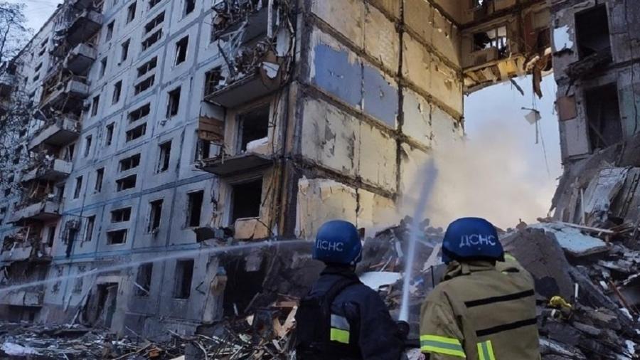 Bombardeio atinge prédio residencial na Ucrânia; pelo menos 12 morrem