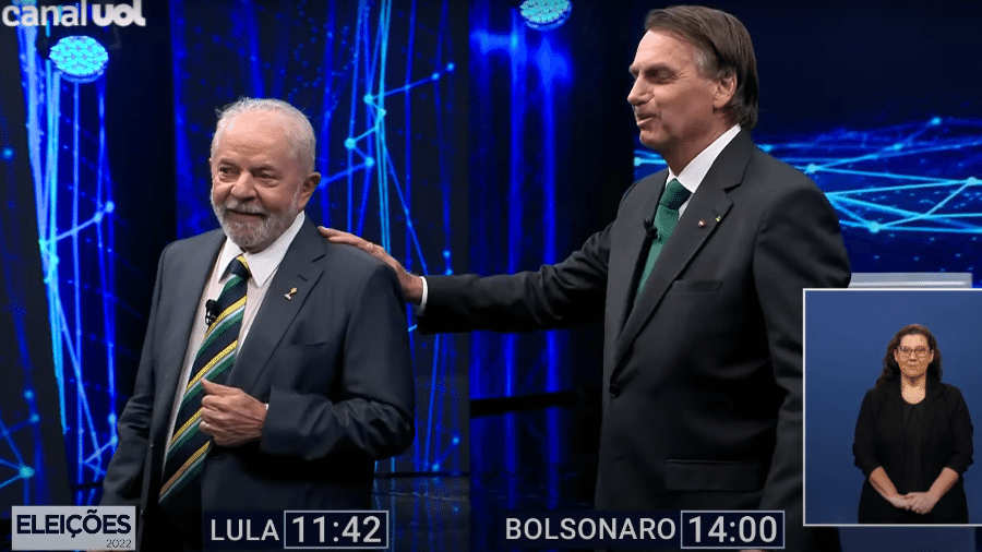 Bolsonaro toca no ombro de Lula durante debate no UOL - Reprodução