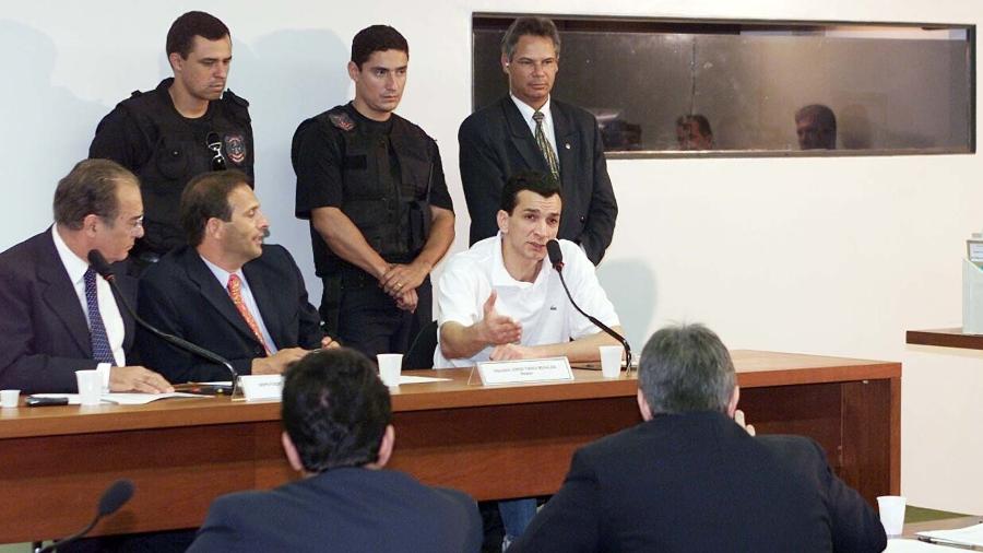Em 2001, Marcola (de branco) prestou depoimento na Comissão de Combate à Violência da Câmara - Sérgio Lima/Folhapress - 21.ago.2001