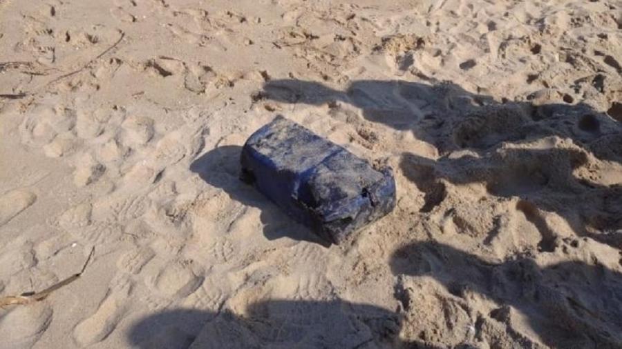 Ao ver bolsa impermeável na areia de praia em Barra Velha, mulher acionou a polícia - Divulgação/Polícia Militar de Santa Catarina