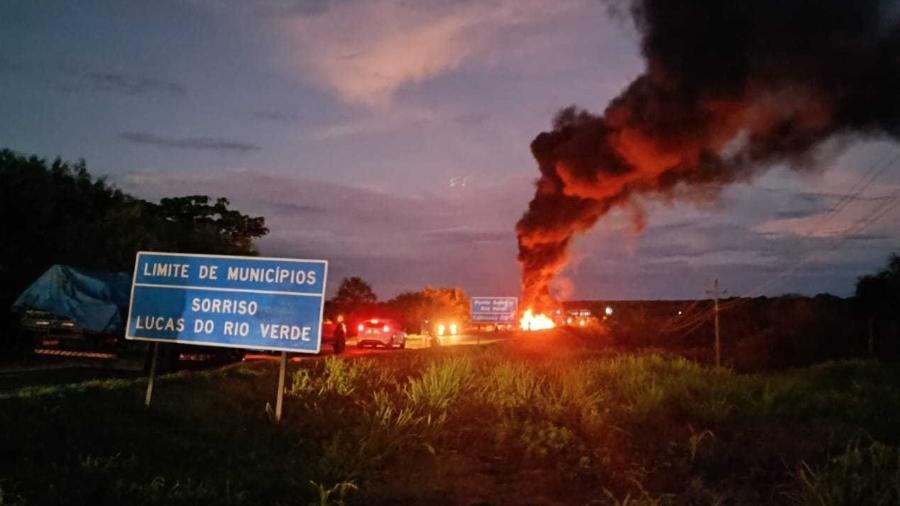 Manifestantes bloqueiam rodovia BR-163 no município de Lucas do Rio Verde (MT) - Drielkson Ribeiro