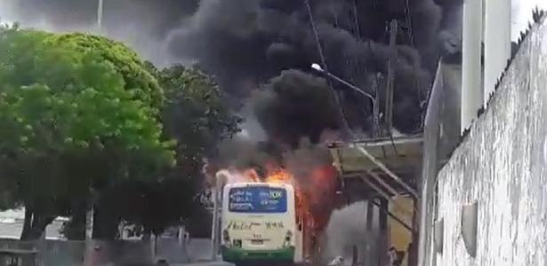 Ônibus queimam na avenida João XXIII, em Natal