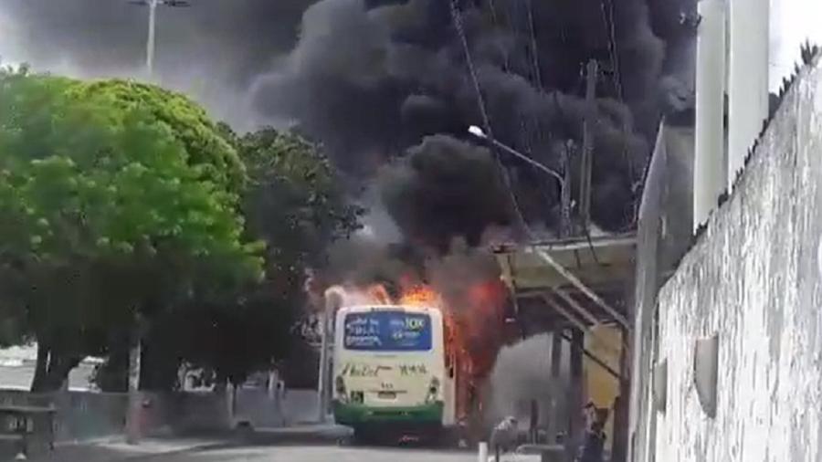 Na avenida João XXIII, em Natal, dois ônibus foram incendiados no dia 14 de março - Reprodução de vídeo/Redes sociais