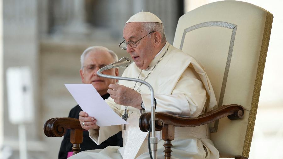 28.jul.23 - Papa Francisco fala durante a audiência geral semanal na Praça de São Pedro no Vaticano
