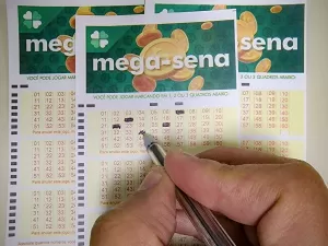 Mega-Sena acumula e prêmio chega a R$ 7 milhões; veja as dezenas sorteadas