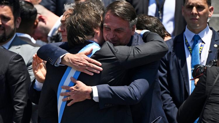 Bolsonaro cumprimenta Milei após posse em Buenos Aires