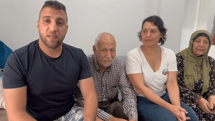 Ahmed ao lado dos pais e de uma amiga em vídeo enviado às autoridades brasileiras