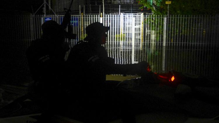 Polícia de Porto Alegre faz patrulha de motoaquática para coibir roubos e saques na cidade