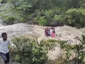 Cinco da mesma família morrem após serem arrastados por cachoeira na Índia