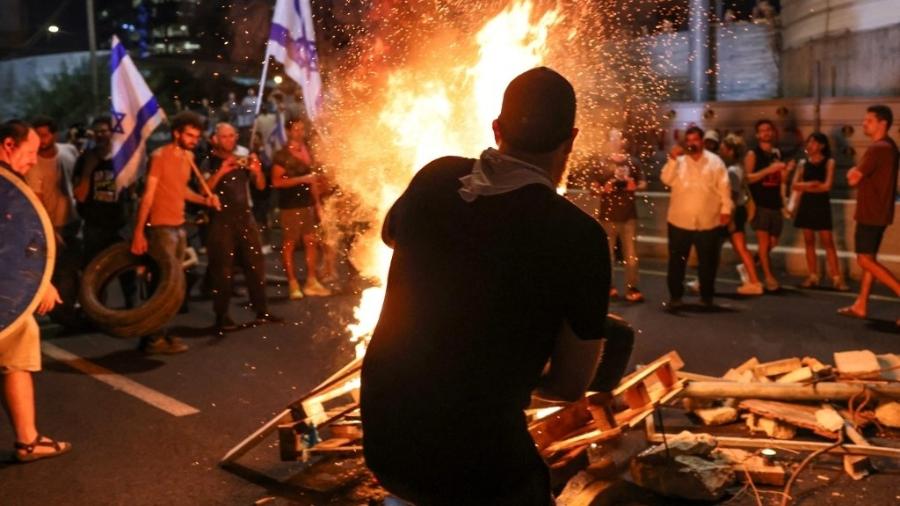 Manifestantes vão às ruas de Israel após exército resgatar corpos de reféns mortos - Oren ZIV / AFP