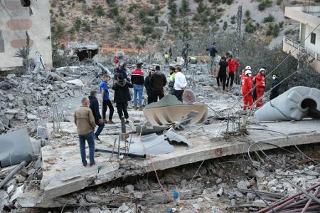 Pessoas inspecionam a destruição após um ataque aéreo israelense noturno na vila de Shebaa, no sul do Líbano, perto da fronteira entre os dois países, em 27 de setembro de 2024