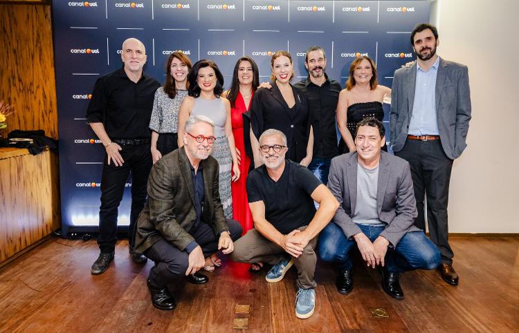 Talentos UOL reunidos para a festa de lançamento do Canal: Antonio Tabet, Thaís Bilenky, Raquel Landim, Carla Araújo, Fabíola Cidral, Murilo Garavello, Andreza Matais, Thiago Herdy; agachados: José Roberto de Toledo, Kennedy Alencar, Paulo Vinicius Coelho 