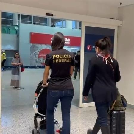 Agente da PF desembarca com bebê no Aeroporto de Viracopos, em Campinas (SP) Agente da PF desembarca com bebê no Aeroporto de Viracopos, em Campinas (SP)