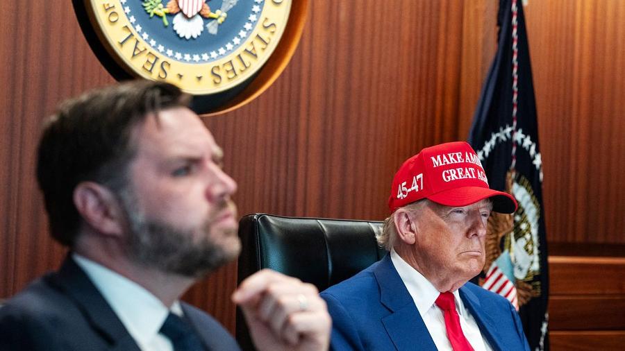 O vice-presidente e o presidente dos Estados Unidos, JD Vance (à esquerda) e Donald Trump (à direita)