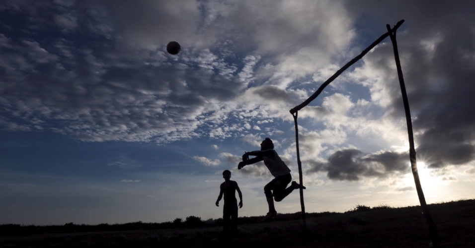 25.jun.2015 -Meninos jogam futebol em El Crucero, na Nicarágua