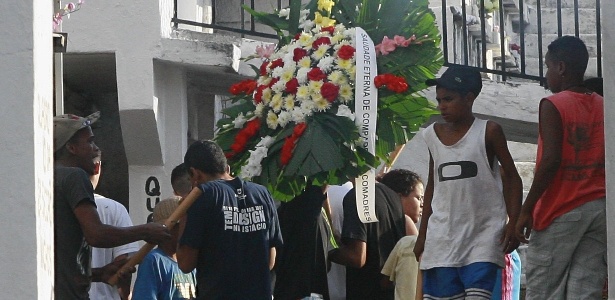 Familiares e amigos participaram do enterro do traficante neste domingo (9) - Fernando Souza/Estadão Conteúdo