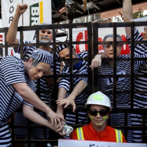 Manifestantes se fantasiam de presos do mensalão durante protesto - Sebastião Moreira/EFE