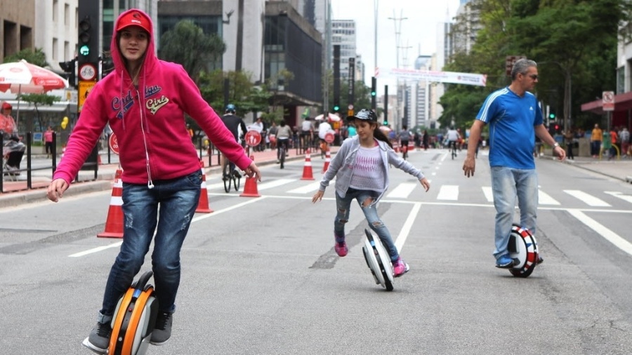 18.out.2015 - Jovens aproveitam a avenida Paulista, na região central de São Paulo, aberta para lazer neste domingo (18). Depois de dois testes realizados em junho e agosto, a prefeitura decidiu fechar a via para carros aos domingos, das 9h às 17h, apesar da oposição do Ministério Público