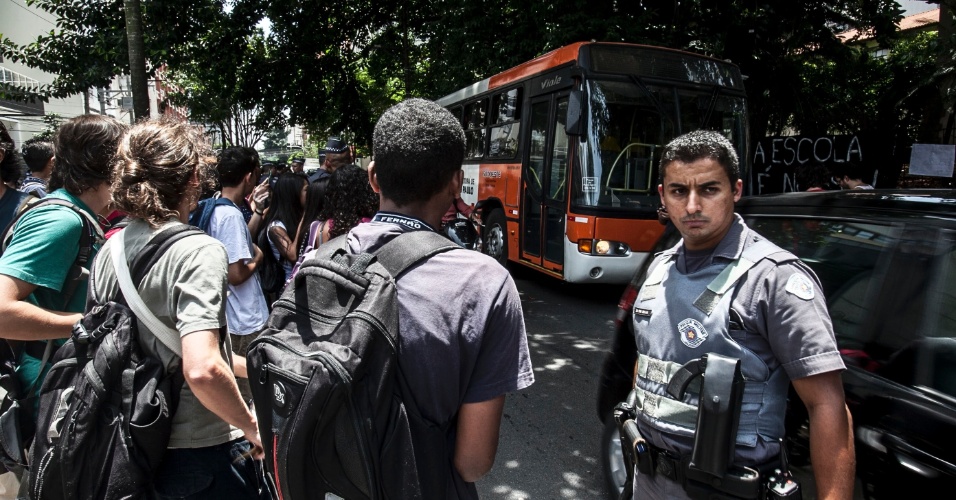 10.nov.2015 - Estudantes protestam em frente à escola estadual Fernão Dias, na zona oeste de São Paulo, contra a reorganização da rede estadual de São Paulo. Um outro grupo está dentro da escola desde a manhã desta terça-feira