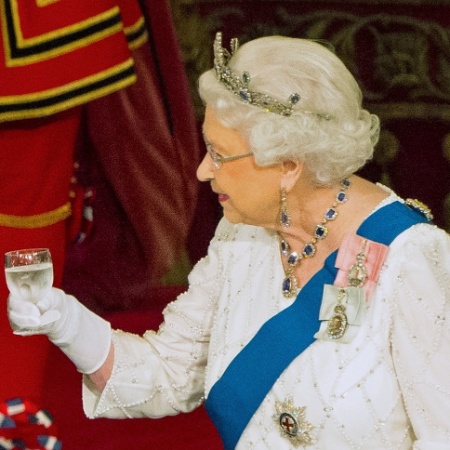 20.out.2015 - A rainha Elizabeth 2ª durante jantar no Palácio de Buckingham - Dominic Lipinski/ Reuters