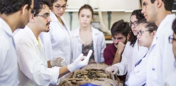 Descarte de parasitas sobre a ajuda de uma grama