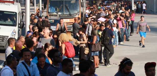 Candidatos formam uma fila em torno do Estádio Engenhão em busca de emprego - José Lucena/Futura Press/Estadão Contedúdo