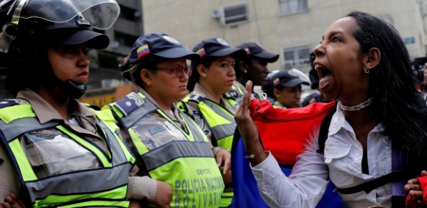 6.mai.2017 - Manifestante grita diante da polícia venezuelana durante protesto - Carlos Garcia Rawlins/Reuters