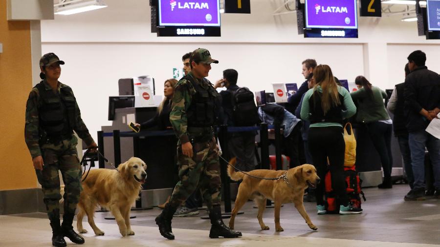 Polícia usa cães para patrulhar o aeroporto de Lima, no Peru - Mariana Bazo/Reuters