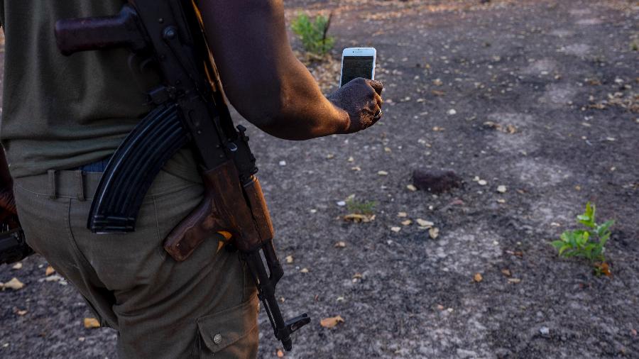 O tenente Lang Halima Diedhiou rastreia um rebanho de elefantes em uma área remota a sudeste da base de patrulhamento no Parque Nacional Niokolo Koba, no Senegal. - Ashley Gilbertson/The New York Times