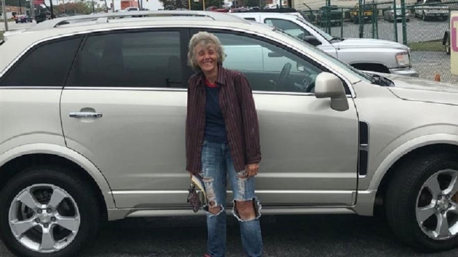Colegas dão carro a mulher de 60 anos que caminhava 20 km até o trabalho - Reprodução/Facebook